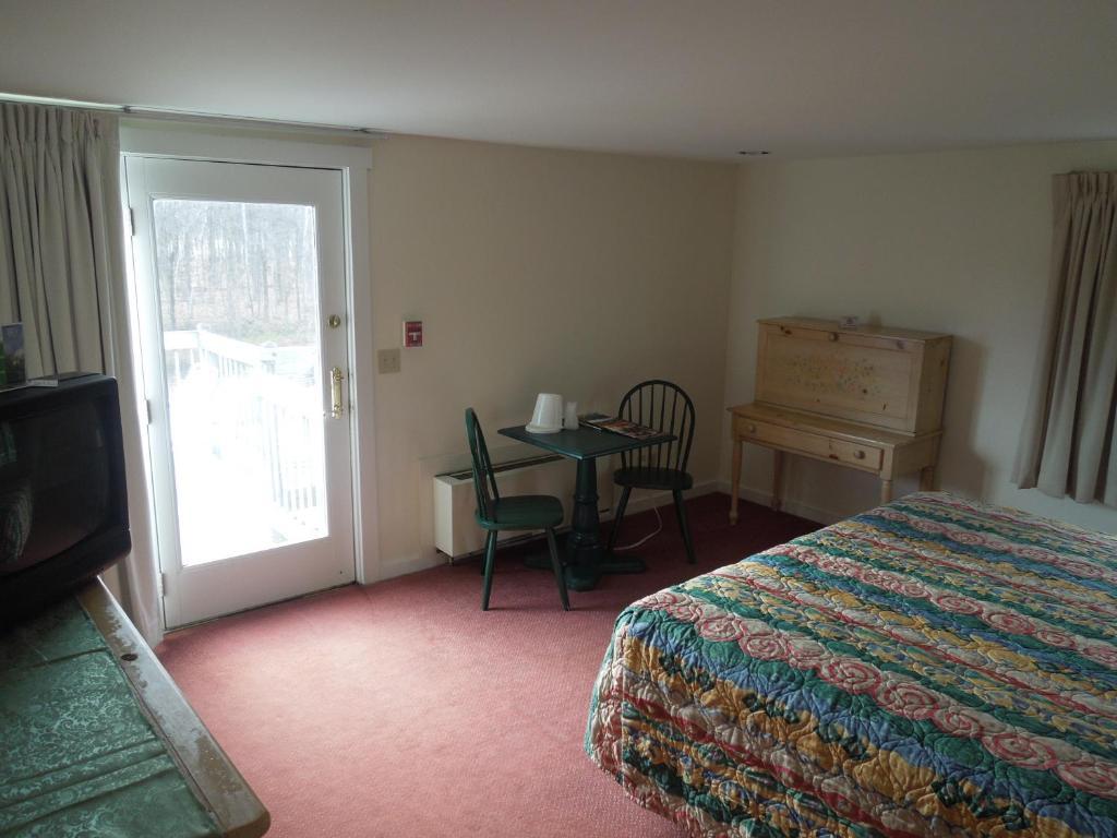 Mountaineer Inn Stowe Room photo