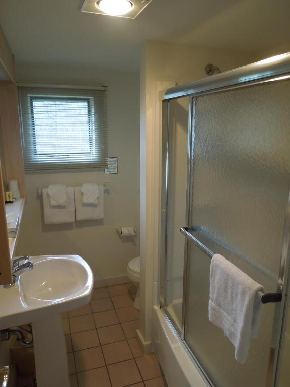 Mountaineer Inn Stowe Room photo